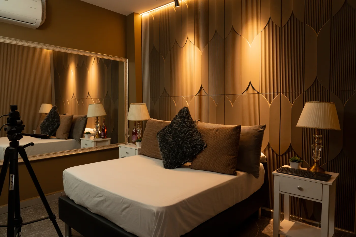 Habitación del estudio de Genesis Models en Itagüí, equipada con cámara y ambientación profesional